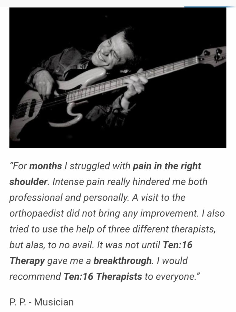 Czarno-białe zdjęcie muzyka grającego na gitarze basowej z uśmiechem, z tekstem o bólu barku i terapii, która pomogła.
