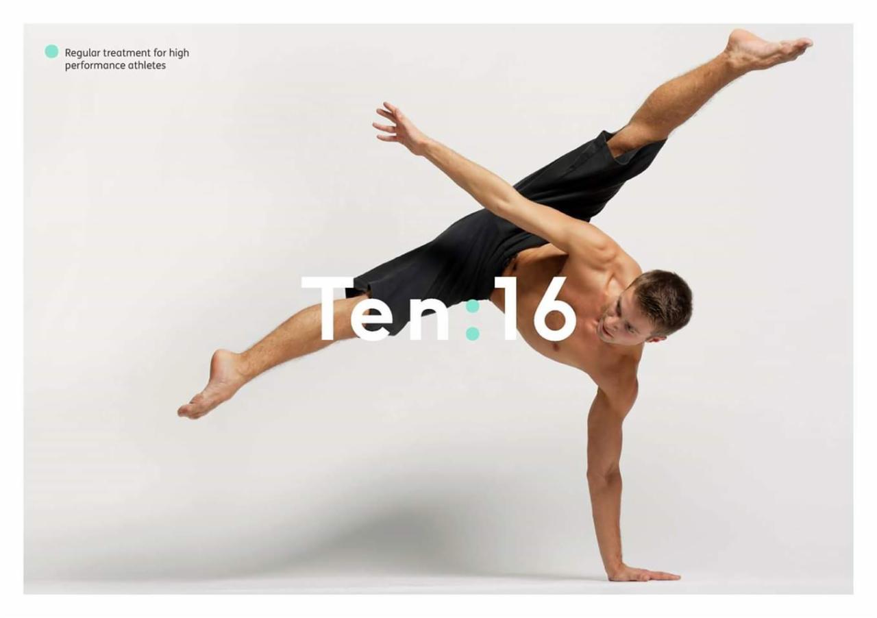 Atletyczny mężczyzna w czarnych spodenkach wykonuje pozycję boczną na jednej ręce na białym tle, z tekstem 'Ten 16' nałożonym na zdjęcie.