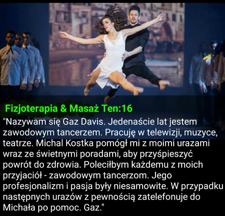 Tancerka w białej sukience i tancerz w czarnym stroju wykonują dynamiczny układ taneczny na scenie oświetlonej reflektorami, za nimi grupa tancerzy w tle, zdjęcie promuje fizjoterapię dla tancerzy.