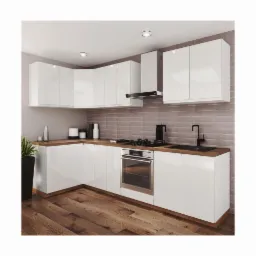 Nowoczesna kuchnia z białymi, lakierowanymi frontami szafek, drewnianym blatem, brązowymi płytkami na ścianie i drewnianą podłogą, oświetlona trzema punktowymi lampami sufitowymi.