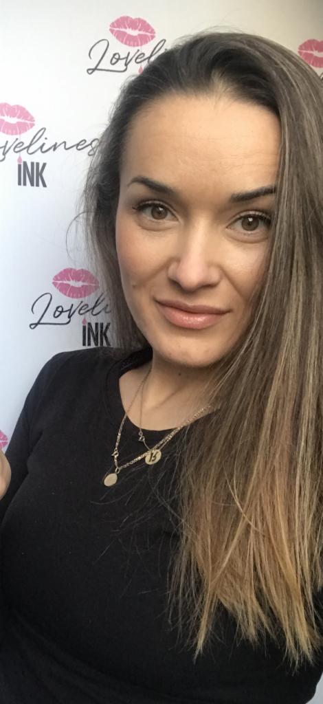 Portret kobiety po makijażu permanentnym ust i brwi, na tle logo Lovelylines INK. Efekt naturalnego podkreślenia urody.