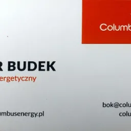 Wizytówka Piotra Budka, doradcy energetycznego Columbus Energy, z numerem telefonu i adresami e-mail.