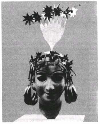 Czarno-białe zdjęcie popiersia kobiety z dekoracyjną koroną i stylizowaną aureolą z gwiazd, całość w estetyce retro.