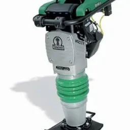 Skoczek Wacker Neuson BS60-2i, ubijarka stopowa z silnikiem spalinowym, widoczna na białym tle, z zieloną górą i srebrnym korpusem.