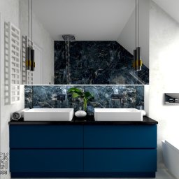 Kawałek Podłogi Projektowanie Wnętrz Karolina Kawałek - Nowoczesna łazienka z podwójną umywalką nablatową, ciemnoniebieską szafką, marmurową ścianą i wiszącymi lampami, oświetlona subtelnym światłem.