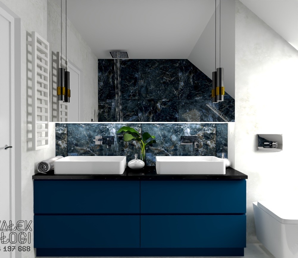 Nowoczesna łazienka z podwójną umywalką nablatową, ciemnoniebieską szafką, marmurową ścianą i wiszącymi lampami, oświetlona subtelnym światłem.
