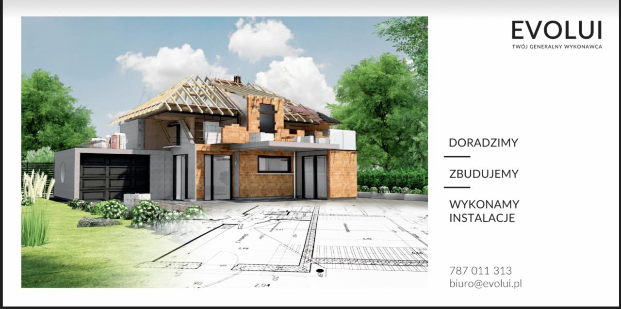 Wizualizacja domu w trakcie budowy: widoczne ściany z cegły, drewniana konstrukcja dachu, garaż z bramą segmentową, zieleń, nałożony plan architektoniczny, logo firmy budowlanej Evolui.