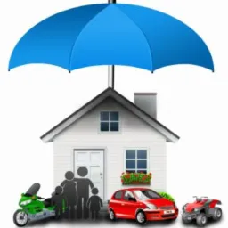 Stylizowana grafika przedstawiająca biały dom jednorodzinny chroniony dużym, błękitnym parasolem. Przed domem sylwetki rodziny, czerwony samochód, zielony motocykl i czerwony quad.