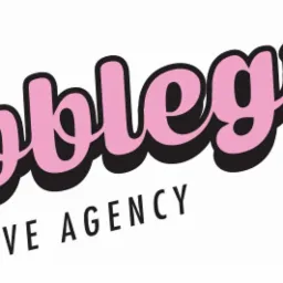 Różowe logo 'Bubblegum Creative Agency' z czarnym cieniem na białym tle, pochylone w prawo.