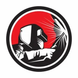 Stylizowany wizerunek osoby w masce ochronnej, trzymającej narzędzie generujące jasne iskry na czerwonym tle w czarnej obwódce, przypominający logo firmy.