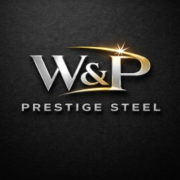 Zakład Usługowy Fenix Hacaś Przemysław - Metalowe logo 'W&P Prestige Steel' w srebrno-złotej kolorystyce, z efektem 3D, umieszczone na teksturowanym, czarnym tle. Minimalistyczny design z subtelnym blaskiem.