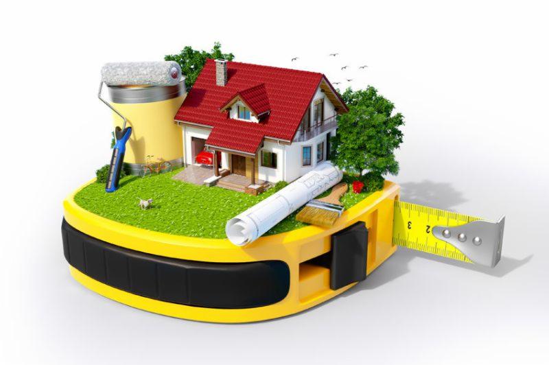 Koncepcyjna wizualizacja domu z czerwonym dachem, pędzlem, rolką malarską i zwiniętym planem architektonicznym, umieszczona na zwiniętej taśmie mierniczej.