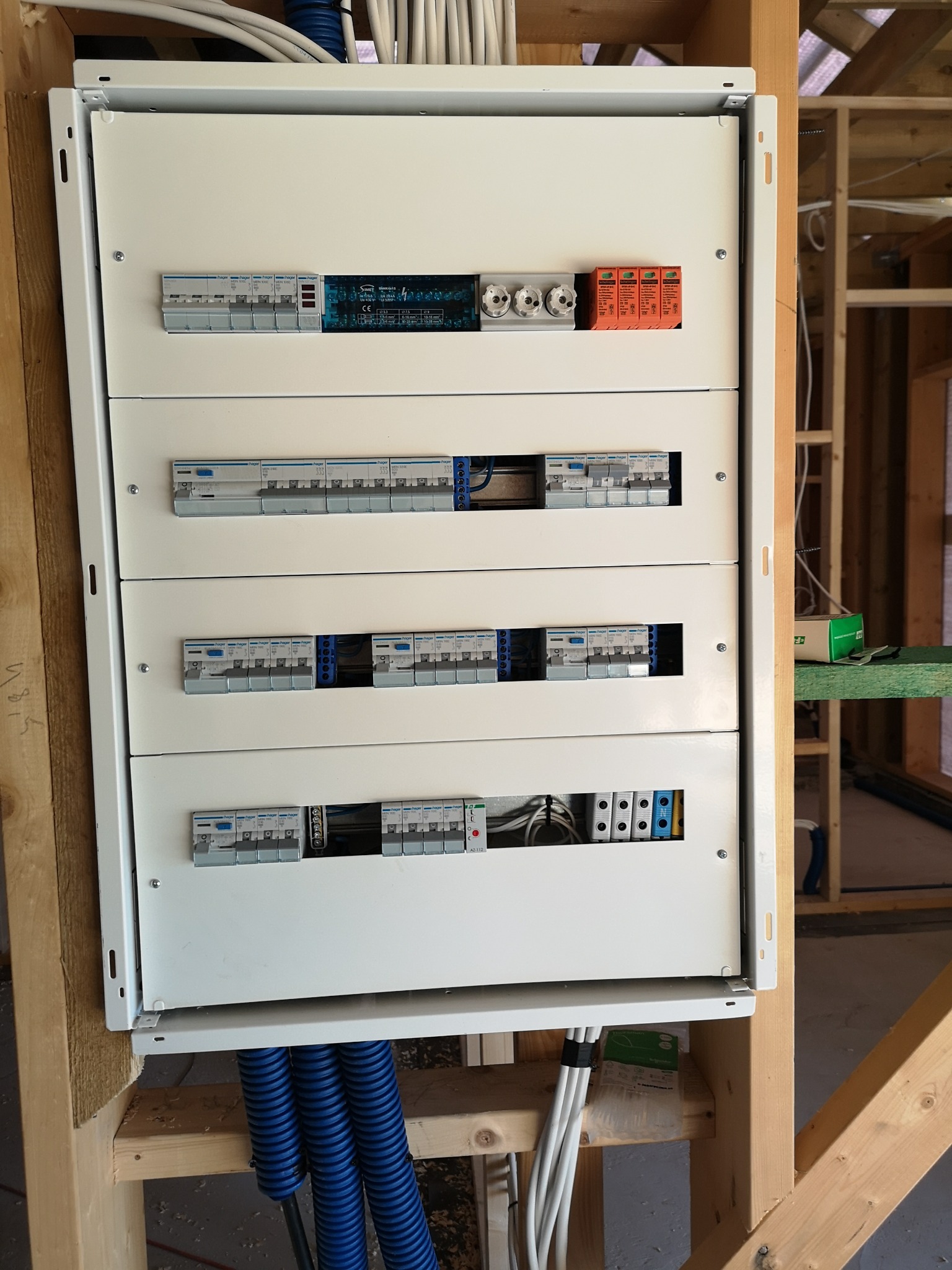 Montaż rozdzielni elektrycznej na domku jednorodzinnym.