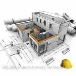 Szkic architektoniczny dwukondygnacyjnego budynku z częściowo zaznaczonymi elementami konstrukcyjnymi na żółto, zwinięte plany w tle oraz żółty kask budowlany w prawym dolnym rogu.