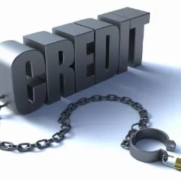 Metalowy napis CREDIT skuty łańcuchem z kłódką na białym tle, symbolizujący obciążenie finansowe.