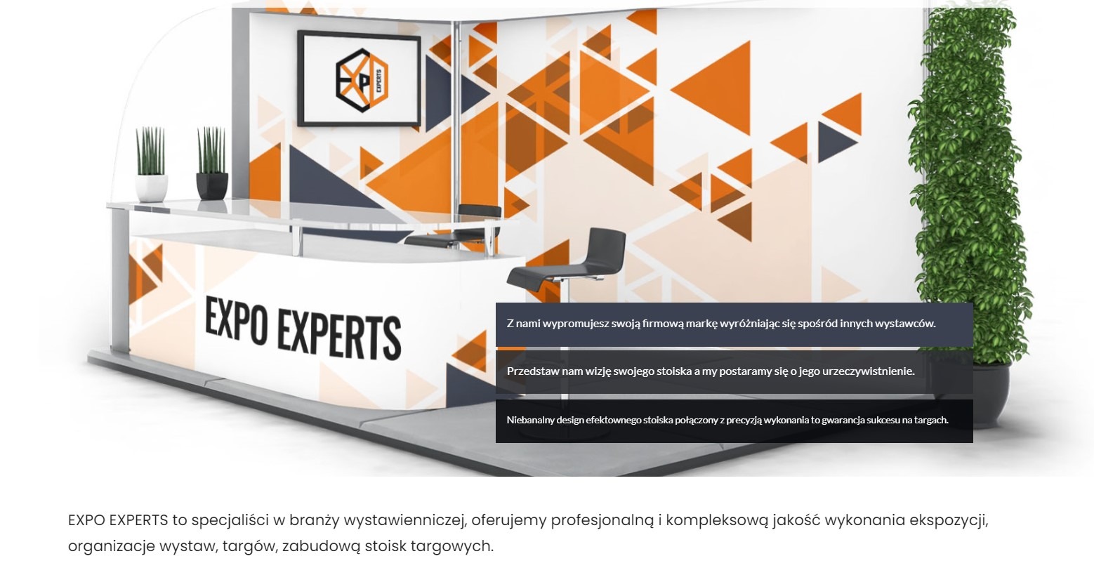 Nowoczesne stoisko targowe z logo Expo Experts, geometrycznymi wzorami w odcieniach pomarańczy i szarości, roślinami doniczkowymi i krzesłami dla klientów.