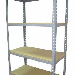 Metalowy regał magazynowy z czterema półkami z płyty wiórowej, widok z dołu na białym tle.