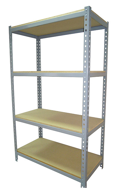 Metalowy regał magazynowy z czterema półkami z płyty wiórowej, widok z dołu na białym tle.