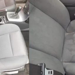 Fotografia przedstawia porównanie fotela samochodowego przed i po czyszczeniu, uwidaczniając plamy i zabrudzenia przed zabiegiem oraz czystą tapicerkę po nim.