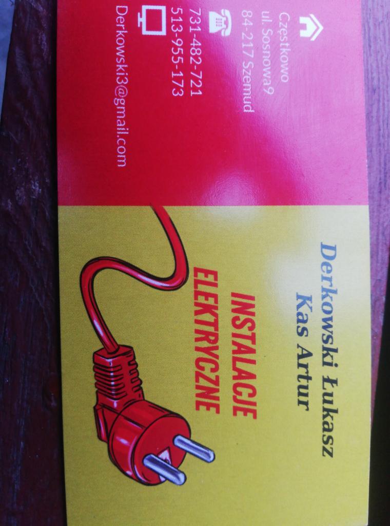 Wizytówka firmy elektrycznej z czerwonym rysunkiem wtyczki na żółtym tle, zawierająca dane kontaktowe: adres, numery telefonów i adres e-mail.