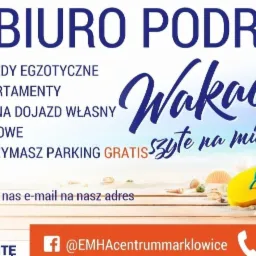 Reklama z tekstem 'Wakacje szyte na miarę' oraz elementami plażowymi: klapki, okulary przeciwsłoneczne, koszyk z rozgwiazdami na tle piasku i morza.