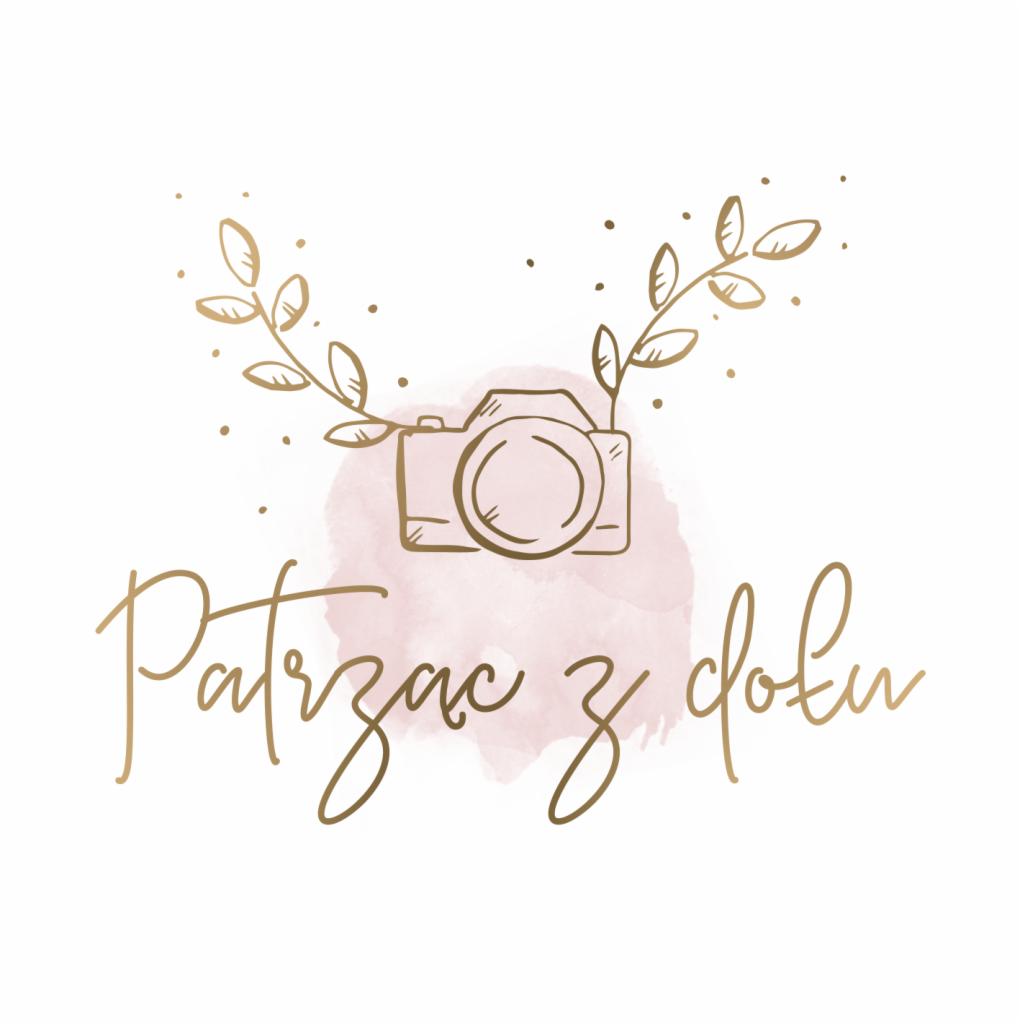 Ilustracja logo: Złota grafika aparatu otoczonego gałązkami na tle różowej akwareli, z napisem 'Patrząc z dołu' wykonanym ozdobną czcionką.