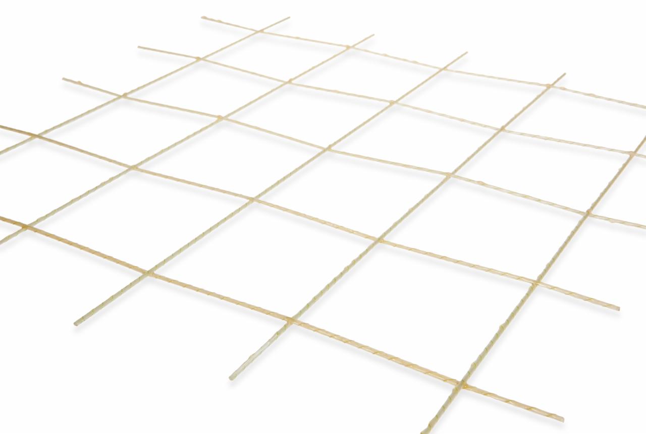 Siatka z włókna szklanego, żółtawa, ułożona pod kątem na białym tle, widoczne cienie