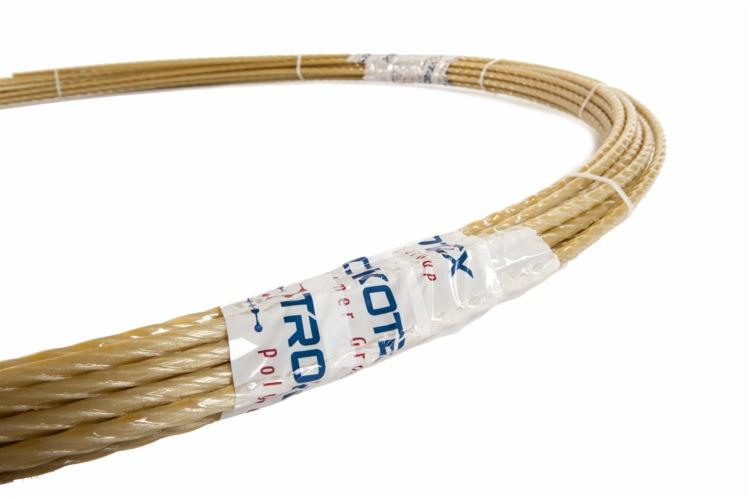 Splot prętów kompozytowych w przezroczystej folii z etykietą producenta, zwinięty w okrąg na białym tle.