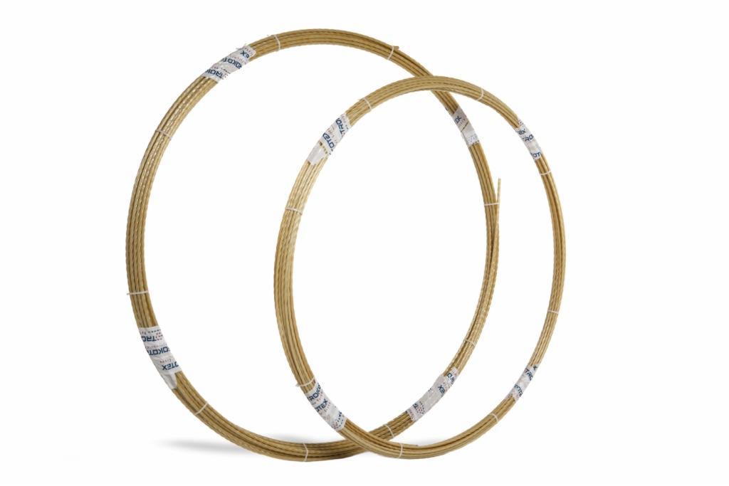 Dwa zwoje prętów zbrojeniowych o różnej średnicy, owinięte taśmą z nadrukiem, na białym tle.