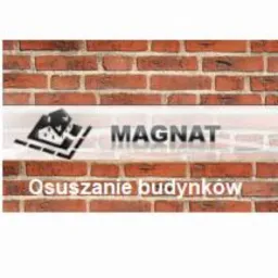 Ceglana ściana z widocznym logo firmy Magnat oraz napisem Osuszanie budynków.
