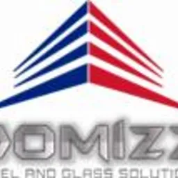 Logo firmy Domizz z napisem wykonanym metaliczną czcionką, pod nim slogan 'STEEL AND GLASS SOLUTIONS', nad napisem grafika w kolorach czerwonym i niebieskim, przypominająca strzałki lub skrzydła.