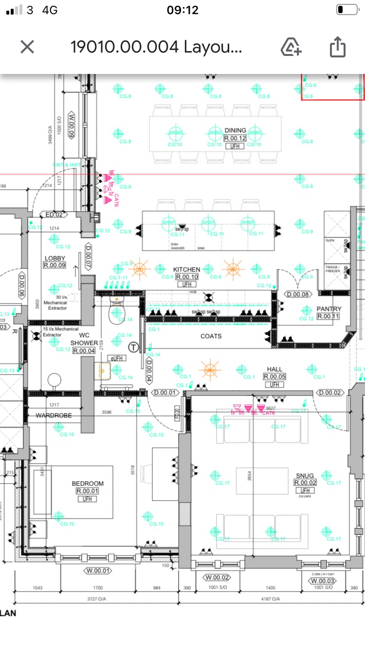 Plan architektoniczny domu jednorodzinnego z rozmieszczeniem pomieszczeń: sypialni, salonu, kuchni, łazienki, garderoby, holu, spiżarni i jadalni.