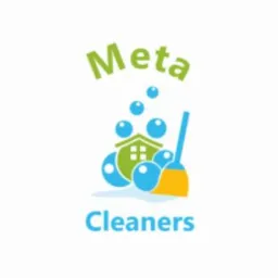 Logo firmy sprzątającej Meta Cleaners, z motywem domu otoczonego bąbelkami i miotłą, nazwa firmy w kolorze zielonym, a dopisek Cleaners w kolorze niebieskim.
