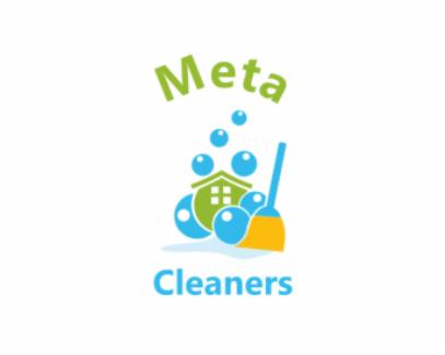 Logo firmy sprzątającej Meta Cleaners, z motywem domu otoczonego bąbelkami i miotłą, nazwa firmy w kolorze zielonym, a dopisek Cleaners w kolorze niebieskim.
