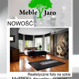 Reklama firmy meblarskiej: aranżacja sypialni z łóżkiem, komodą i szafą przesuwną z fotorealistycznym nadrukiem dolara.