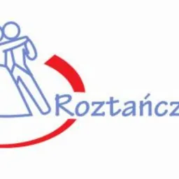 Stylizowany rysunek pary tanecznej w niebieskim kolorze, z czerwonym łukiem pod napisem 'Roztańczeni' na białym tle.