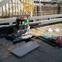 W czasie prac montażu napędu do bramy przesuwnej Came BX Strong