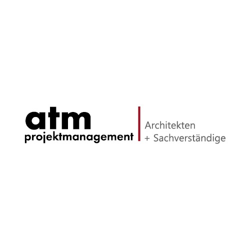 Logo firmy ATM Projektmanagement, z czarnym napisem 'atm projektmanagement' po lewej stronie i czerwonym pionowym paskiem oddzielającym go od tekstu 'Architekten + Sachverständige' po prawej...