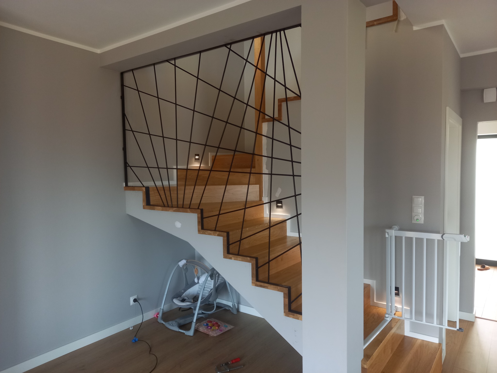 Balustrada łącząca stalowe oraz drewniane elementy