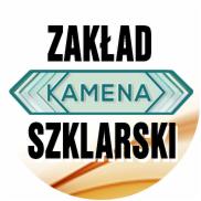 Logo zakładu szklarskiego 'KAMENA' na białym okrągłym tle z abstrakcyjnym, rozmytym wzorem w odcieniach beżu i brązu w dolnej części.