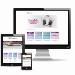 Responsywna strona internetowa sklepu Fancy Lashes wyświetlana na monitorze, tablecie i smartfonie, prezentująca najnowsze produkty do stylizacji rzęs.