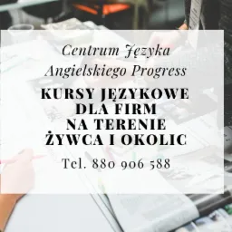 Stół z materiałami edukacyjnymi, kartami pracy i przyborami do pisania, częściowo zasłonięty białym prostokątem z napisem 'Centrum Języka Angielskiego Progress. Kursy językowe dla firm na terenie...