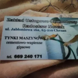 Wizytówka firmy Zakład Usługowo Remontowy Radosław Nowak oferującej tynki maszynowe cementowo-wapienne i gipsowe, z adresem ul. Jabłoniowa 16a, 63-210 Chrzan i numerem telefonu 669 240 171, na tle...