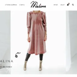 Modelka prezentuje welurową sukienkę w kolorze dusty rose na stronie internetowej sylamalina.pl; widoczne detale: bufiaste rękawy, sznurowane botki, tatuaż na dłoni.