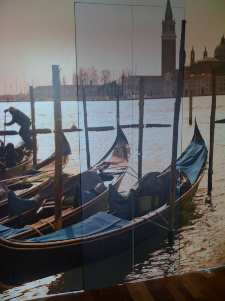 Tapeta przedstawiająca gondole w Wenecji, naklejona w Warszawie, widoczna fuga między brytami tapety.