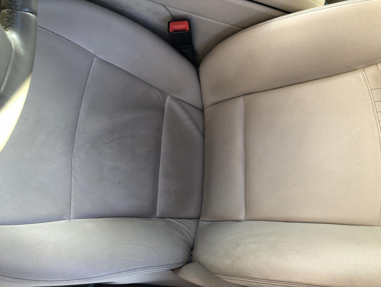 Jasna skórzana tapicerka samochodowa: widoczna różnica w czystości, lewa strona przed, prawa po czyszczeniu.