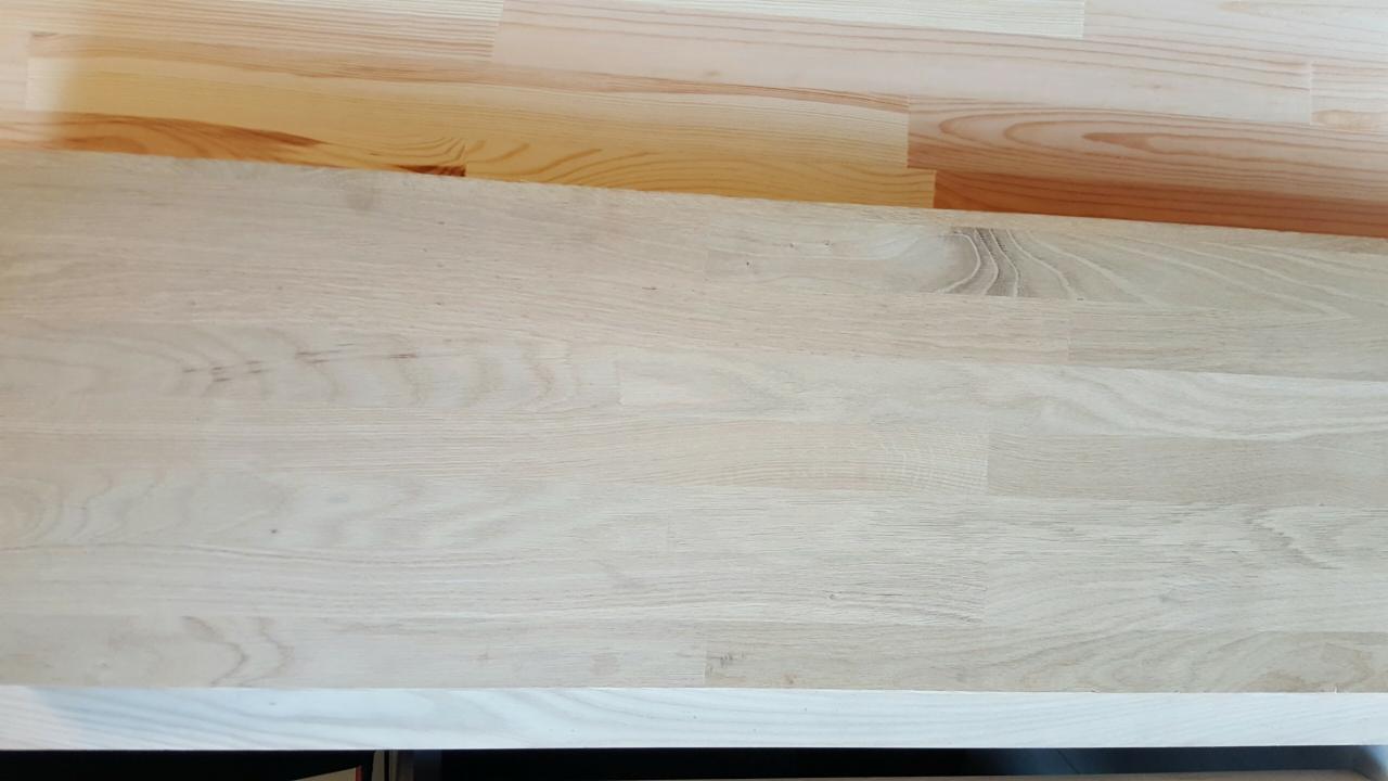 Fragment drewnianych schodów z jasnego drewna klejonego warstwowo, widoczne słoje i naturalna tekstura drewna