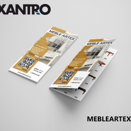 Xantro - Dwa ulotki reklamowe firmy meblarskiej Meble Artex, prezentujące ofertę stołów, krzeseł i ław, z kodem QR i adresem strony internetowej mebleartex.net, na jasnoszarym tle.