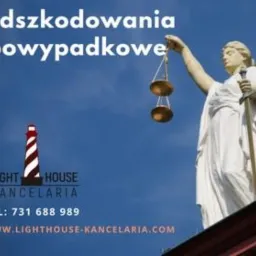 Grafika reklamowa kancelarii prawnej: posąg Temidy z wagą na tle błękitnego nieba, poniżej logo z latarnią morską i danymi kontaktowymi.