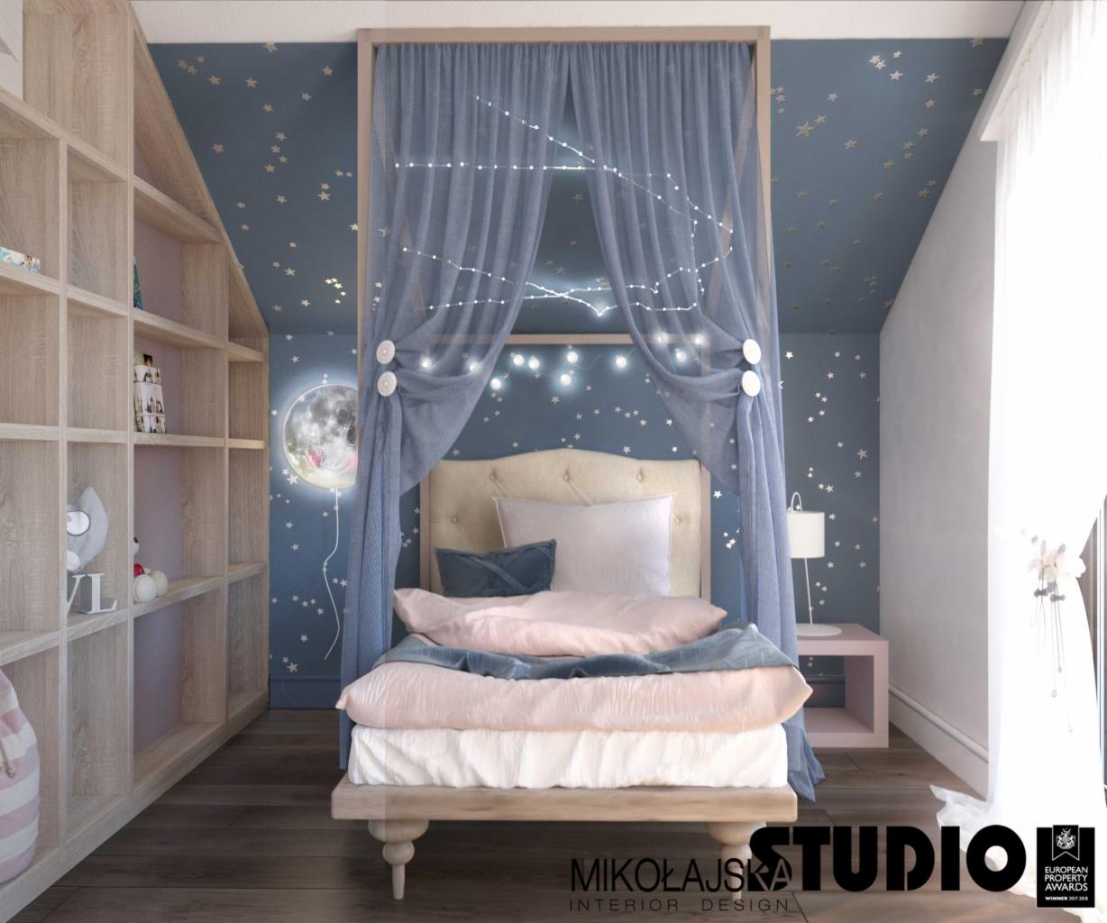 Pokój dziecięcy z łóżkiem z baldachimem i lampką nocną w kształcie księżyca, ściany w gwiazdki, drewniany regał na zabawki